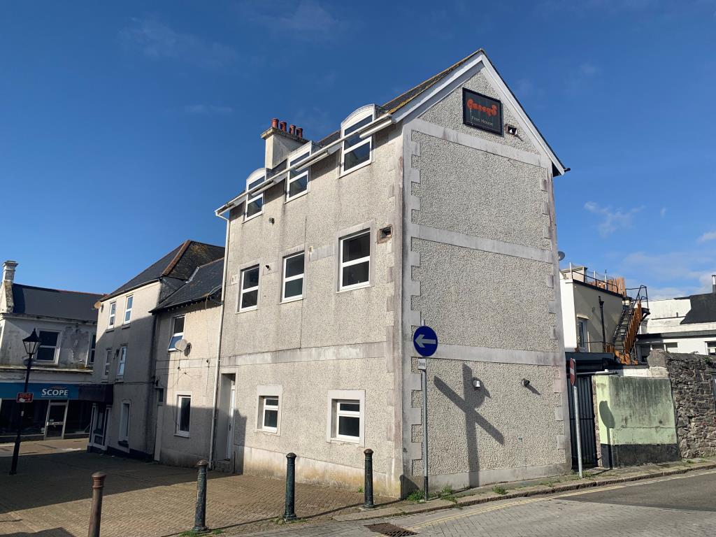 Lot: 75 - FORMER PUBLIC HOUSE PLUS THREE VACANT FLATS -
